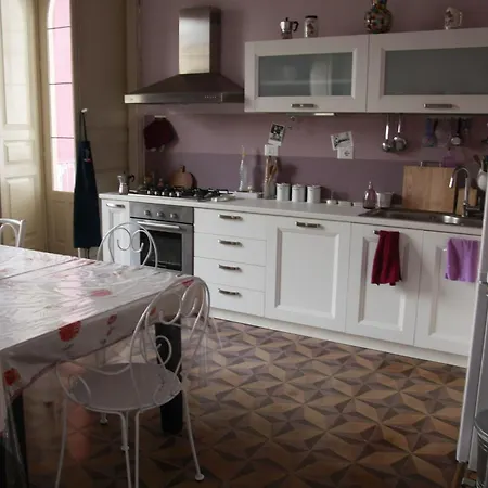 לינה וארוחת בוקר Maison Deco 3*